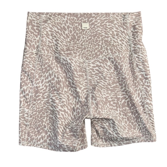 Vuori Studio Pocket Bike Shorts Animal Print Women’s Size Medium Workout Active - Picture 2 of 8